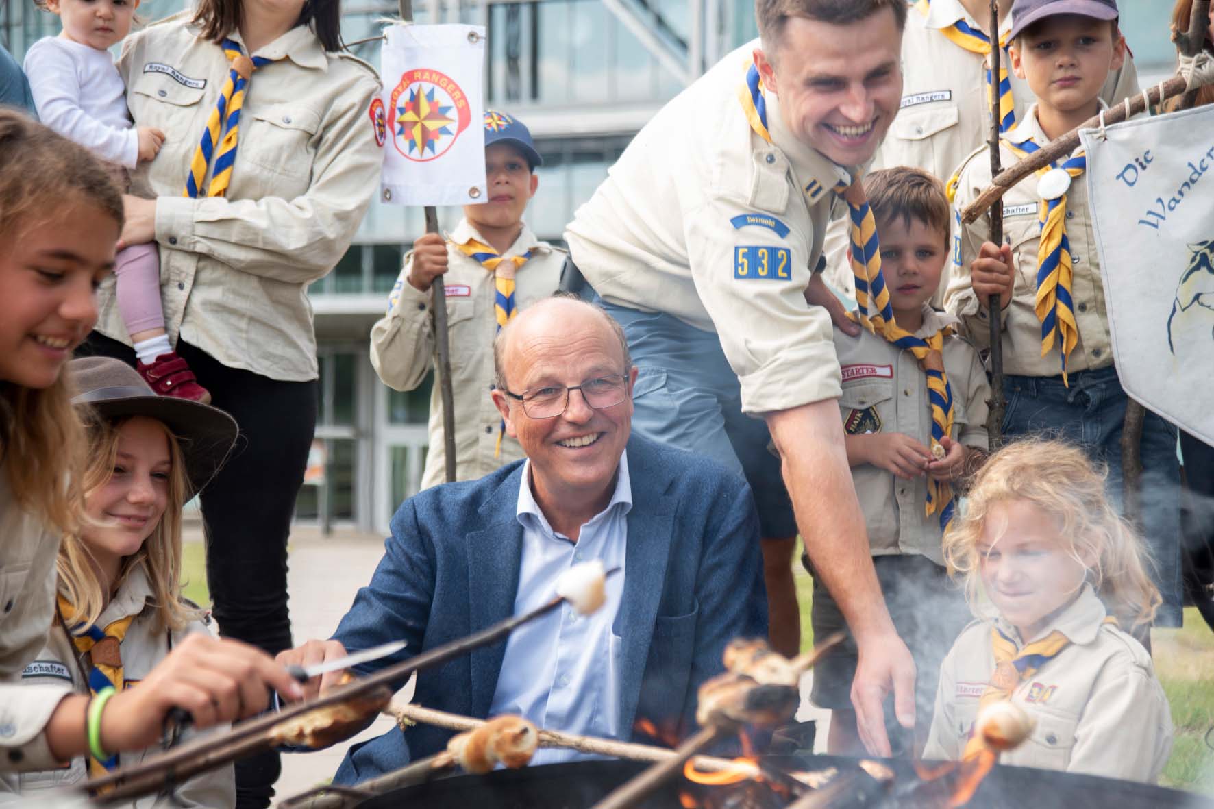 Bürgermeister Reiner Heller probiert schon mal das Ranger Stockbrot Bürgermeister Rainer Heller, Detmold zu Beusch bei den Royal Rangers Lippe